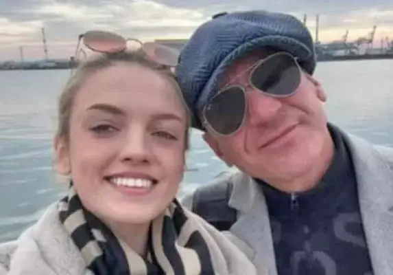 Циркът е пълен! Вместо „меча“ си, Деян Донков вади на Анна Кошко... парите си. Целта е Радина да ревнува