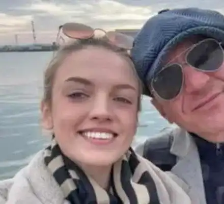 Циркът е пълен! Вместо „меча“ си, Деян Донков вади на Анна Кошко... парите си. Целта е Радина да ревнува