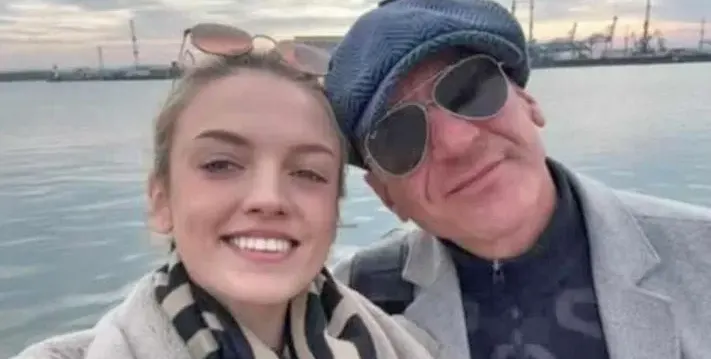 Циркът е пълен! Вместо „меча“ си, Деян Донков вади на Анна Кошко... парите си. Целта е Радина да ревнува