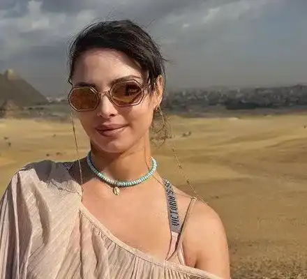 Цвети Стоянова с тайно гадже, целува го насред пустинята (СНИМКИ)