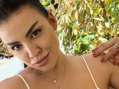 Деси Цонева рисува върху пижами