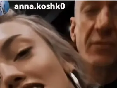 Деян Донков се дърпа на  младото гадже, натискала го за сватба и дете