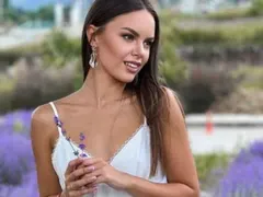 Гаджето на Виктория Капитонова топ кръшкач! (Призна защо пак е с него)