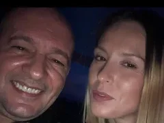 ГОДЖИ, ЕЛА НА СЕБЕ СИ!! Басистът се освини като нерез, младата му жена се оглежда за чуждо! (ШОК СНИМКИ)