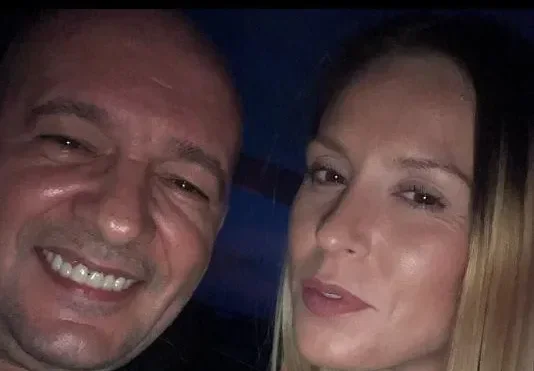 ГОДЖИ, ЕЛА НА СЕБЕ СИ!! Басистът се освини като нерез, младата му жена се оглежда за чуждо! (ШОК СНИМКИ)