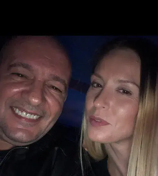 ГОДЖИ, ЕЛА НА СЕБЕ СИ!! Басистът се освини като нерез, младата му жена се оглежда за чуждо! (ШОК СНИМКИ)