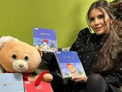 Хвърля микрофона! Теодора продава картички и детски книжки