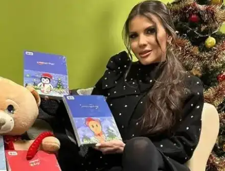 Хвърля микрофона! Теодора продава картички и детски книжки