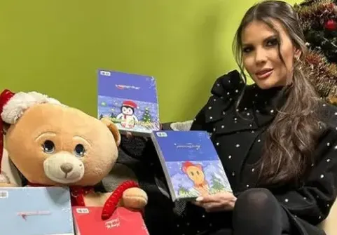 Хвърля микрофона! Теодора продава картички и детски книжки
