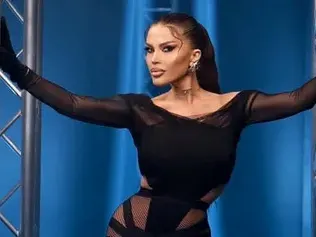 Жената на диджей Дамян опъва очите си с ластик ВИДЕО