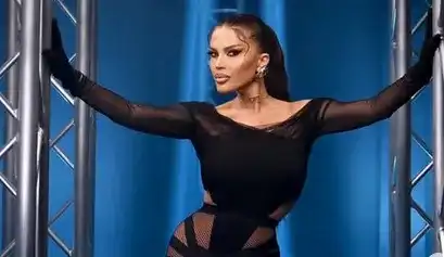 Жената на диджей Дамян опъва очите си с ластик ВИДЕО