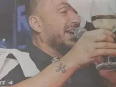 Коцето дрогиран  на участие, едва си стои на краката, фъфли и си забравя текста (Снимки)