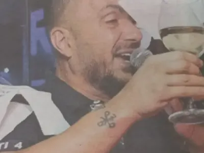 Коцето дрогиран  на участие, едва си стои на краката, фъфли и си забравя текста (Снимки)