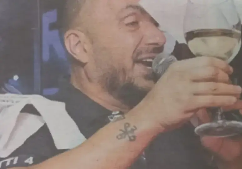 Коцето дрогиран  на участие, едва си стои на краката, фъфли и си забравя текста (Снимки)