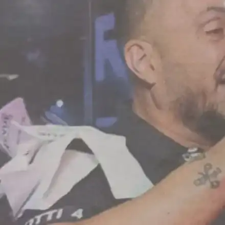 Коцето дрогиран  на участие, едва си стои на краката, фъфли и си забравя текста (Снимки)