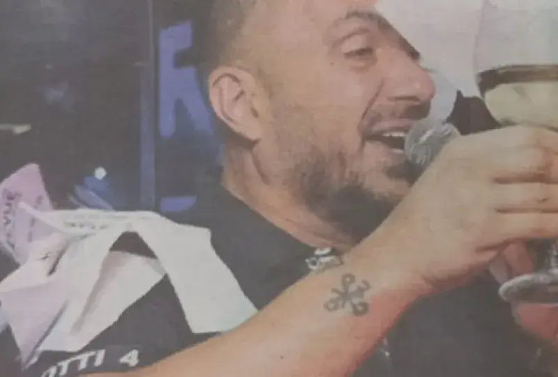 Коцето дрогиран  на участие, едва си стои на краката, фъфли и си забравя текста (Снимки)