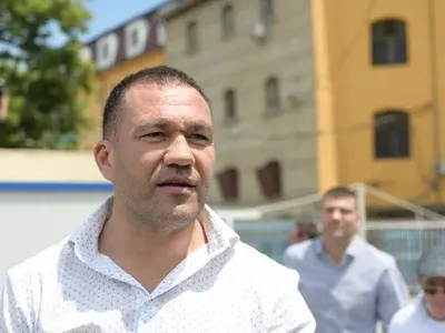 Къде на шега, къде на сериозно:  Артисти и спортисти атакуват властта