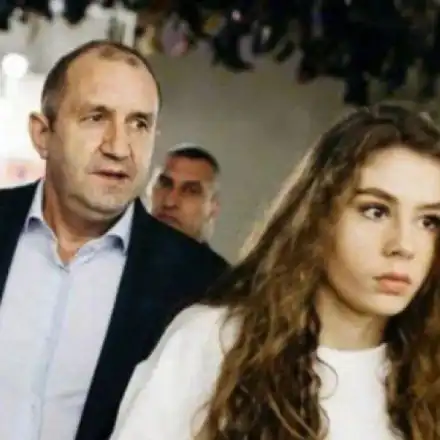 Лъснаха пикантни кадри с щерката на Румен Радев! Президентът й бере срама