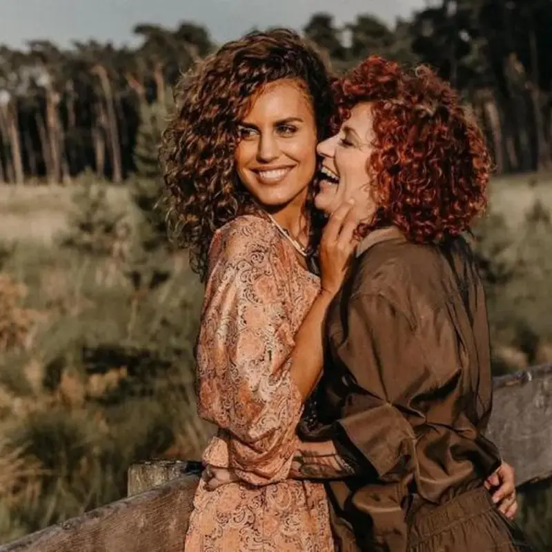 МАЗОХИСТКА ЛИ Е?! Люси Дяковска се върна при танцьорката Марчела, която й съсипа психиката! (ВИЖ ТУК)