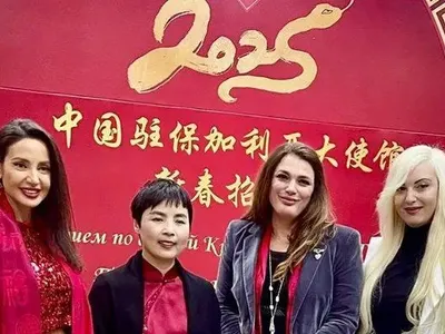 Наталия Гуркова вдига тостове за змия