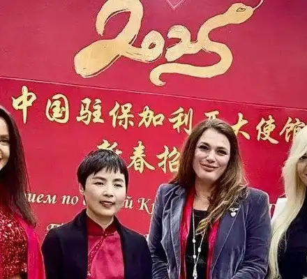 Наталия Гуркова вдига тостове за змия