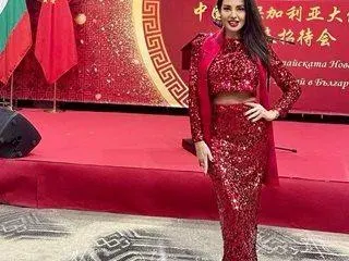 Наталия Гуркова вдига тостове за змия