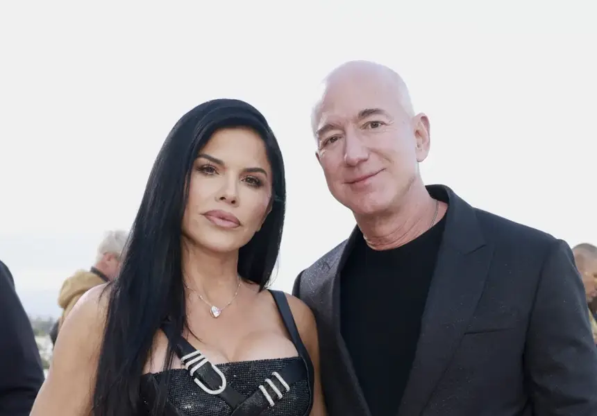 Полиция обискира суперяхтата на Безос докато годеницата му събира тен с бившето си гадже