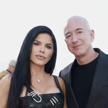 Полиция обискира суперяхтата на Безос докато годеницата му събира тен с бившето си гадже