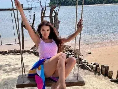 Преслава сама на люлка в Пукет