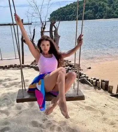 Преслава сама на люлка в Пукет