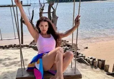 Преслава сама на люлка в Пукет