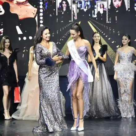 Секси счетоводителка атакува “Мис България”