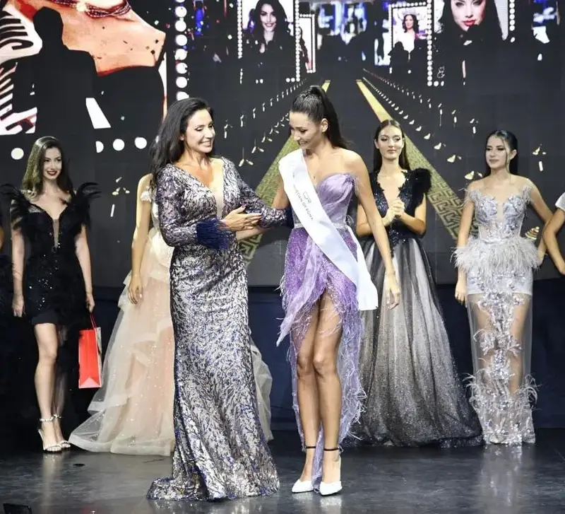 Секси счетоводителка атакува “Мис България”