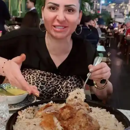 Софи Маринова излапа сама цяло агне