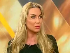 ТОЦА В СТУПОР: Пръсна 10 бона за огромни силиконови импланти преди Малдивите, но "тоцките" й виснаха! (СНИМКИ)