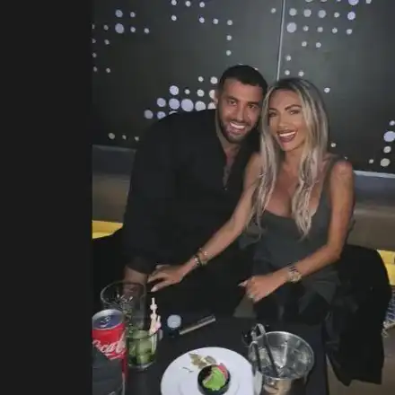 Вижте как Карен се обясни в любов на Златка! (Моделката го хапе пред авери)