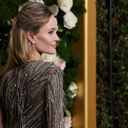 Вижте какви тоалети избраха звездите за червения килим на "Златен глобус" (снимки)