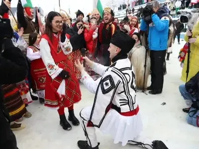 Влюбени ТВ герои предлагат брак в океана, в ефир и на концерти (СНИМКИ)