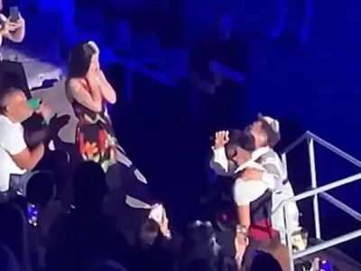 Влюбени ТВ герои предлагат брак в океана, в ефир и на концерти (СНИМКИ)