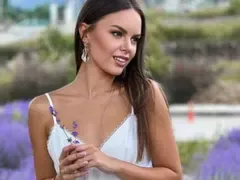 Гаджето на Виктория Капитонова топ кръшкач! (Призна защо пак е с него)