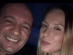 ГОДЖИ, ЕЛА НА СЕБЕ СИ!! Басистът се освини като нерез, младата му жена се оглежда за чуждо! (ШОК СНИМКИ)