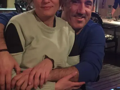 Башар играе сестра си Карла Рахал в „Билет за Америка“