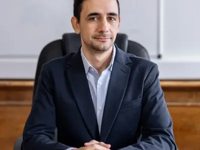 Белезници! Прокуратура и качулки дебнат зам.-кмета по транспорт Илиян Павлов