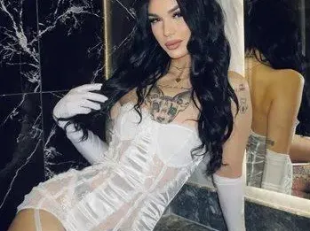 Брадърката Анжела изповяда ПИКАНТНИ подробности за любовта си с жена (Снимки)