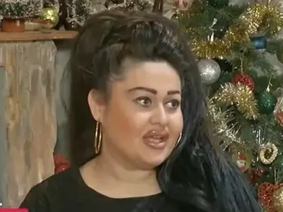 Брутална деградация! Ваня Великова загрухтя в клипа и песента си (Потрес снимки)