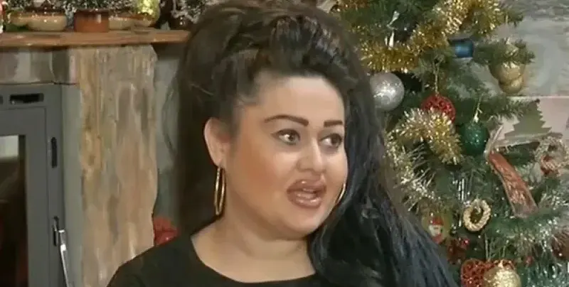 Брутална деградация! Ваня Великова загрухтя в клипа и песента си (Потрес снимки)