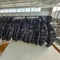 Български абсурд: Луксозен завод затваря поради липса на кадри, докато 500 безработни го гледат