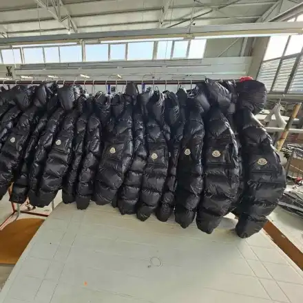 Български абсурд: Луксозен завод затваря поради липса на кадри, докато 500 безработни го гледат