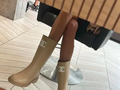 Цената им отива: Певици се кичат с гумени ботушки за 4 бона (СНИМКИ)