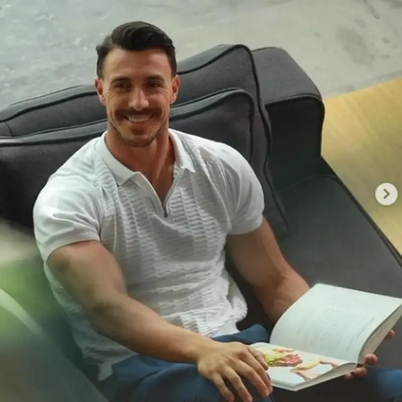 Ергенът Виктор започна да чете